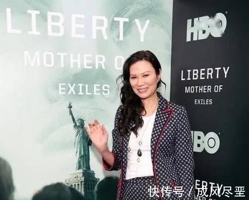 穿法 邓文迪这次穿搭太成功，浅粉大衣内搭碎花裙，显白显瘦哪像52岁