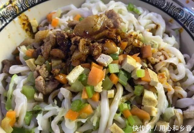 这家|郑州这家12年臊子面馆,一天100斤面不够卖,老郑州拿锅来买