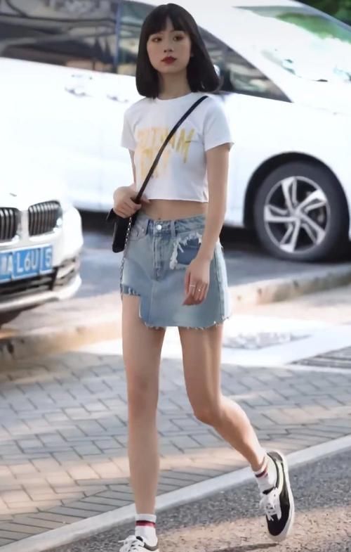 单穿牛仔裙只会很俗，学学她内搭一条牛仔裤，再显3cm更时髦