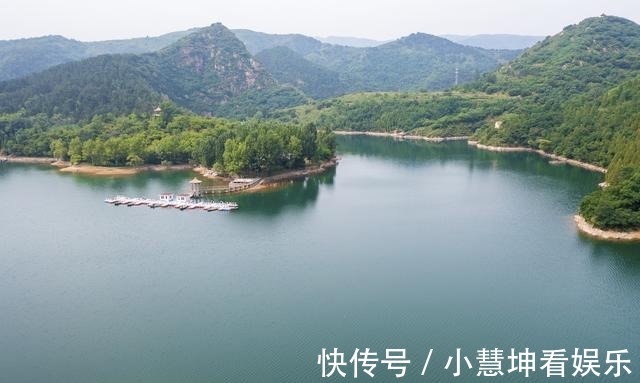 百丈崖水库|航拍济南章丘百丈崖水库，群峰环绕碧荡漾，绿水青山美如画卷