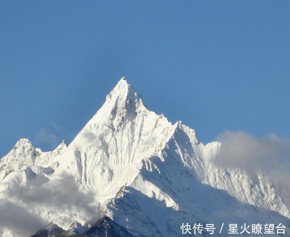 从未有人登顶的玉龙雪山，山上常年都有雪，还被纳西族人称为神山