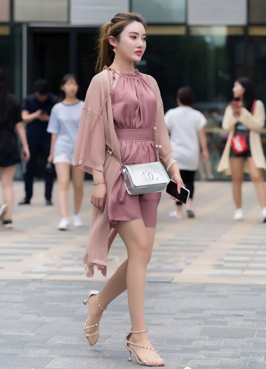 优雅粉色连衣裙+裸色凉鞋,甜美到不行