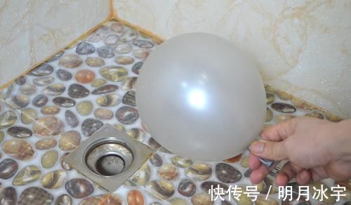 下水道口放一个气球,作用真强大,解决家家户户的一个烦恼,超实用