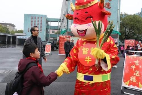 开学第一天｜四头牛手拿大葱芹菜？杭州这所小学这样迎接学生