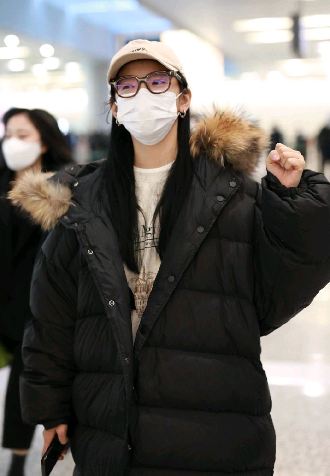 章若楠真会穿！黑色长款羽绒服保暖舒适，戴黑框眼镜也难掩女神范