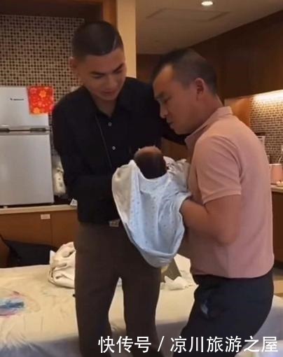 家里人|爷爷嫌爸爸抱娃像“端菜”,抢来抱姿势更“豪横”,宝妈笑得刀口疼