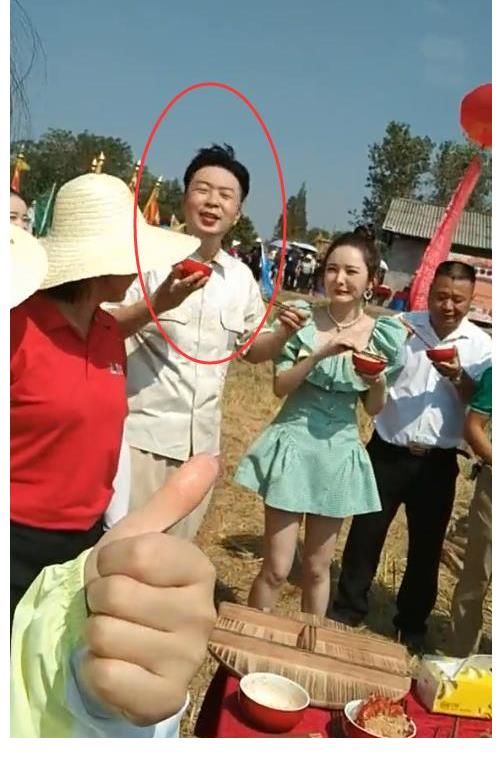 湖南臺(tái)|力挽口碑？湖南臺(tái)主持人到農(nóng)村錄節(jié)目，杜海濤在田地里吃飯不嫌臟