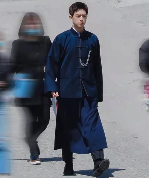 《极限挑战》新一轮录制路透，邓伦生图帅气，我却对霸气李现着迷