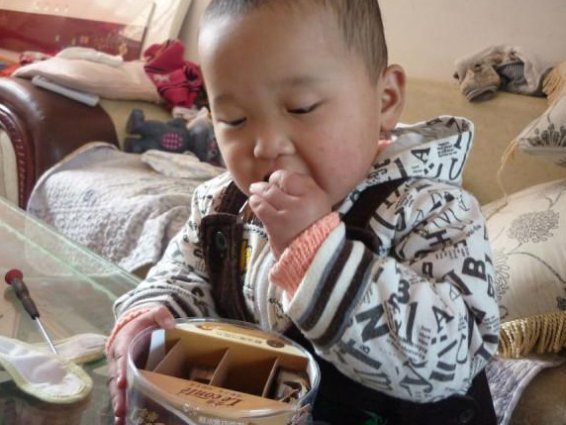 积食|孩子积食爱“趴睡”儿科医生这4个原因没跑,家长别不在乎