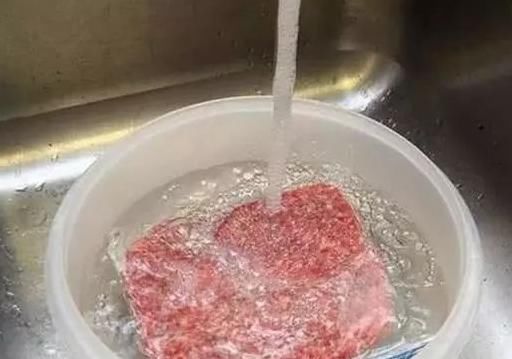 冻肉还在用热水泡?肉都泡变味了,教你3招快速解冻,方便实用