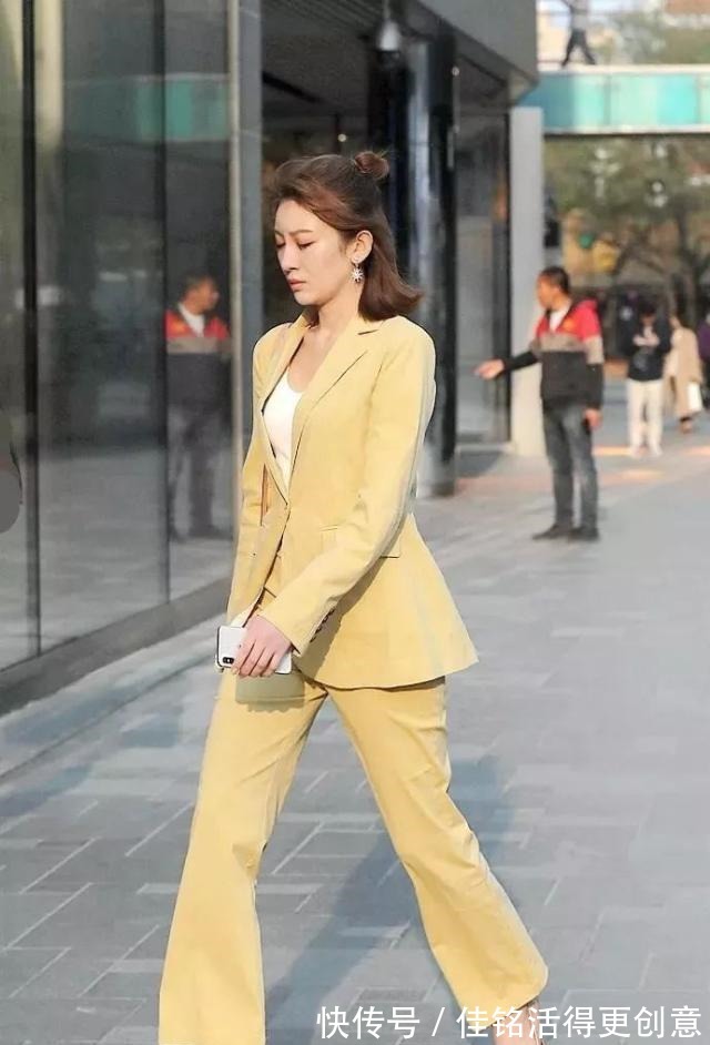 小白鞋 秋天的鞋不用买太多,有这“3双”就够了,搭配西装时髦又舒适!