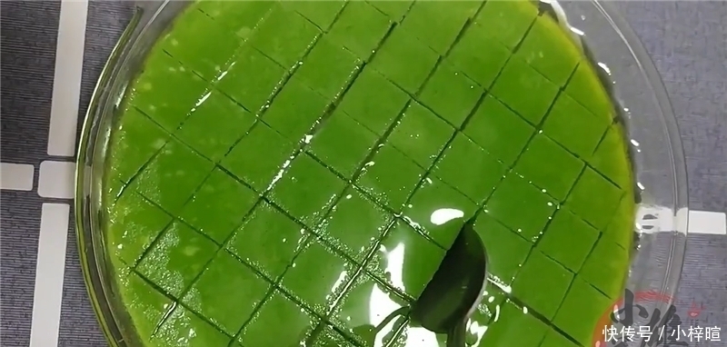 简单|菠菜加2个鸡蛋简单一做,比凉拌好吃,比炒的简单,孩子吃不够