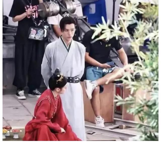 迪丽热巴|龚俊、迪丽热巴新剧正在热播,两人组CP的《安乐传》又开拍了