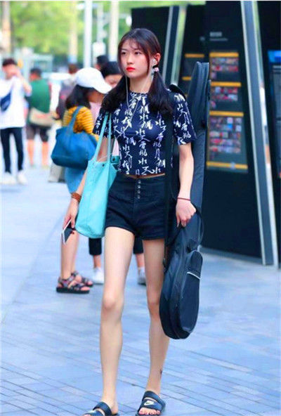 街拍：一笑千金的小姐姐，一件露肩衣搭配短裤，女人韵味十足