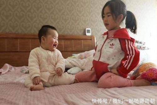 矛盾|5岁姐姐的作业被1岁弟弟撕烂,宝妈两个字化解矛盾,堪称教科书