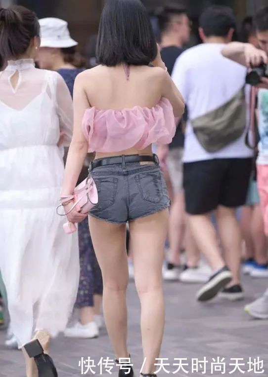 时尚|美女穿搭“仙气十足”,薄纱吊带彰显独特魅力,粉色系回头率超高