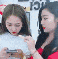 |搞笑GIF:骚年,抢一次镜头就好了,非要被打了才知道错