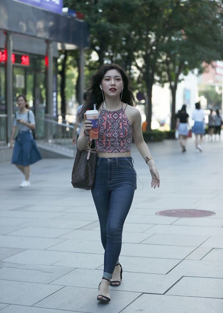 蕾丝|小姐姐穿牛仔短裤秀出美腿,长发披肩,笑容让人心动