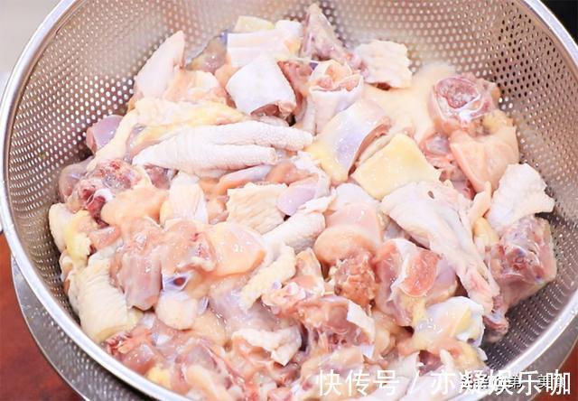 技巧|最简单又好吃的焖扒鸡，鸡块直接上锅蒸，学会腌制技巧，鲜嫩滑口