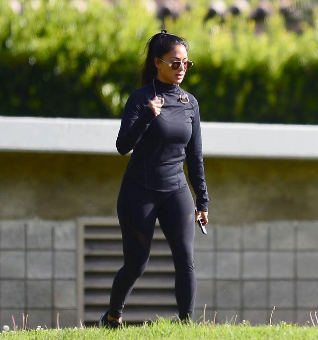 有型|妮可·舒可辛格穿黑色运动套装高挑有型, 积极晨跑活力十足!