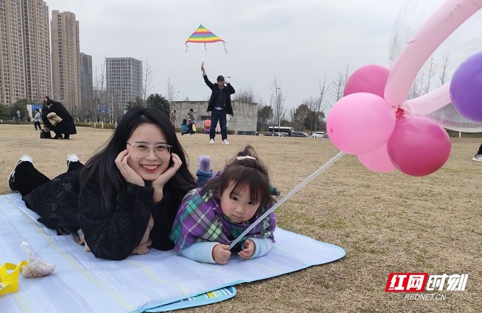 湖南人|壮观！太阳一出来，草地上就“长”满了快发霉的湖南人