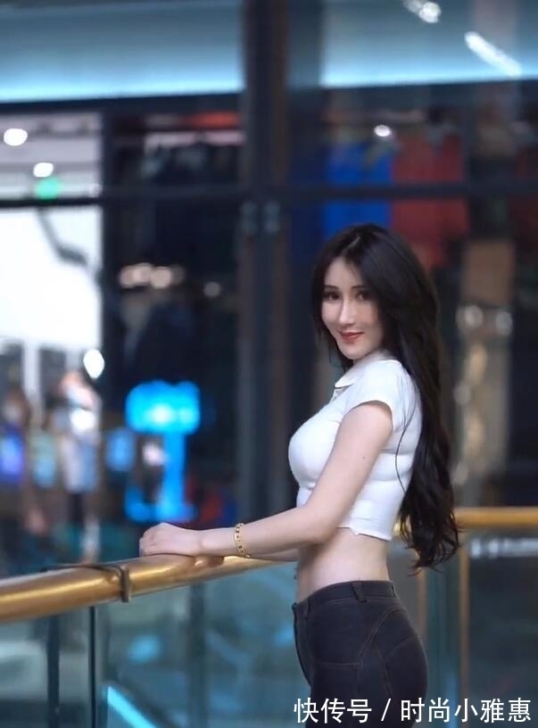 优点|白T恤搭配黑牛仔裤,发挥身材优点,映衬出极品轮廓