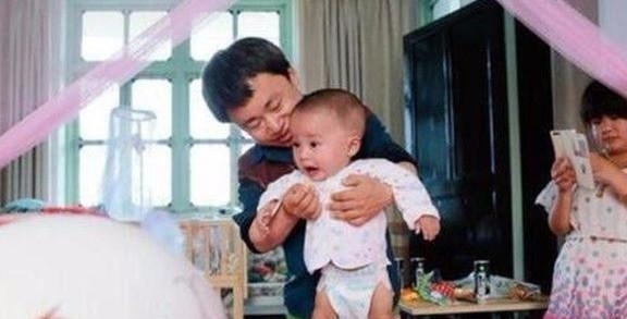 宝宝|23岁侏儒夫妻不听大夫劝阻, 生下宝宝, 看到宝宝不知该哭该笑!