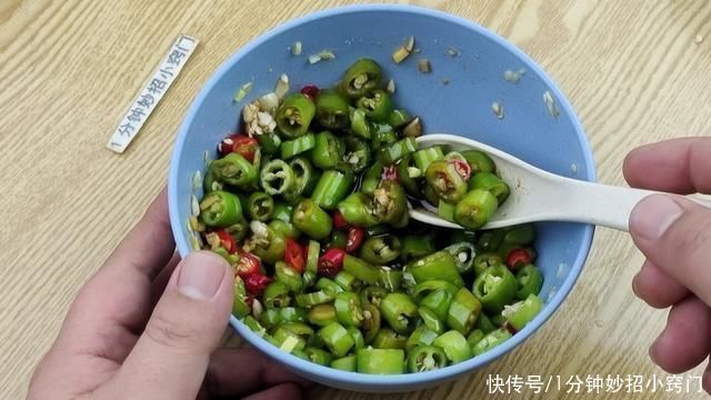 腌辣椒的季节到了,教你腌辣椒方法,做法简单,存放一年都不坏