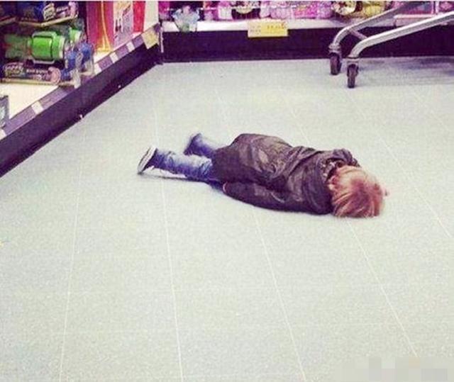 孩子|80块一斤的车厘子,宝妈给孩子买一颗,被店员嘲讽,回呛店员无语