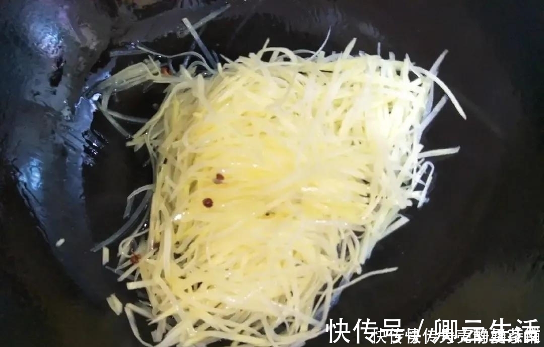 炒土豆丝十人九错,难怪粘锅不脆不好吃,快看酒店厨师怎么做的