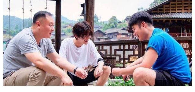 张子枫|《向往3》陈赫吃小龙虾，谁注意他把壳扔哪了？素质是装不出来的