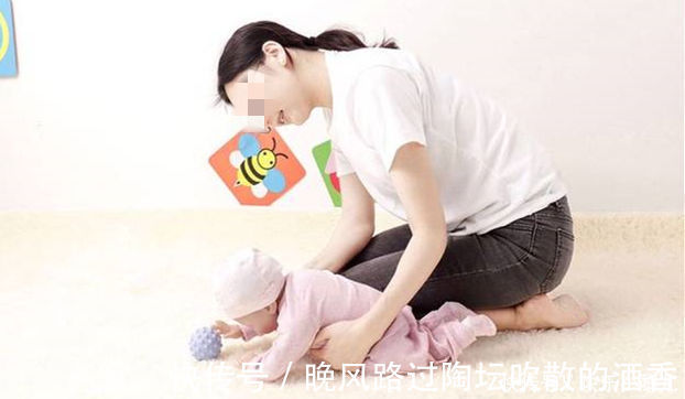 小芳|宝宝四个月不会翻身怎么办?孩子翻身的关键期,妈妈别错过了
