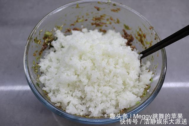 带来|饺子肉馅里打水,错了!头伏饺子二伏面,今天带来个不一样的饺子