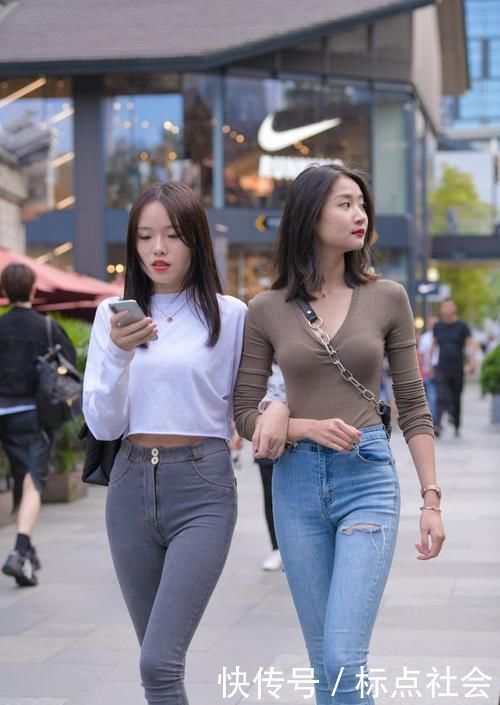 牛仔裤美女见一个少一个,这种牛仔裤穿一条少一条