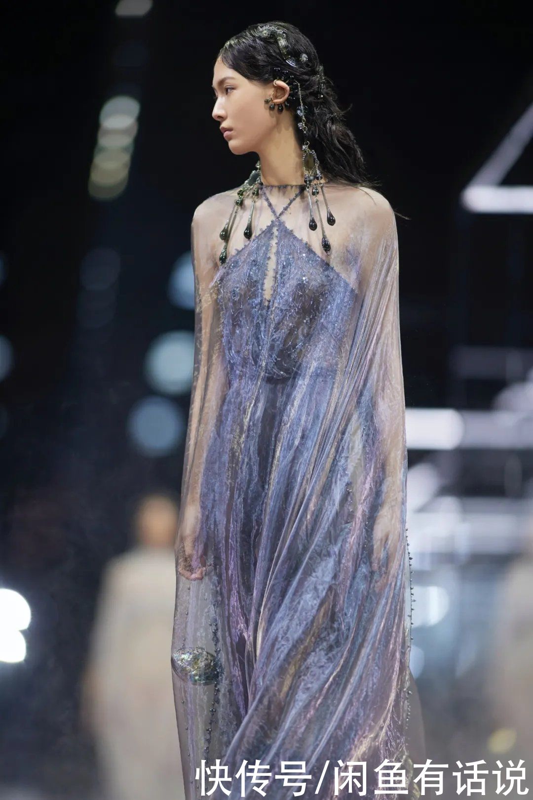 芬迪高定秀太奢华，18万颗青铜珍珠做礼服，靴子还缝8万颗细珠