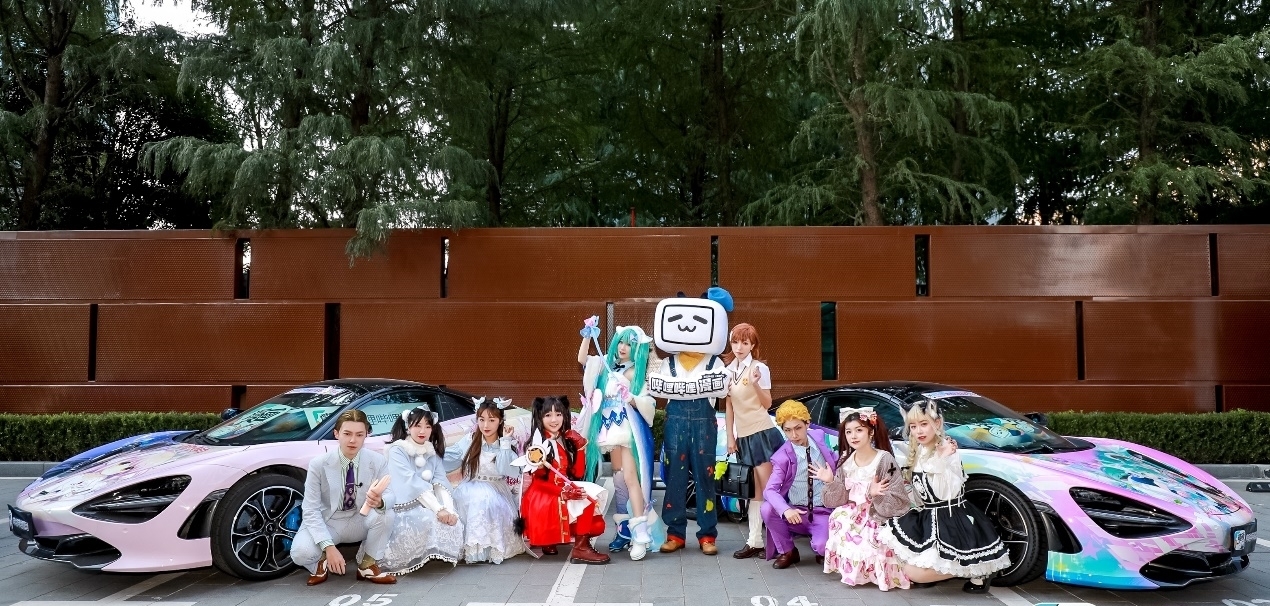 公主连结|哔哩哔哩漫画成立三周年,大批“痛车”集聚B站大楼致敬陪伴