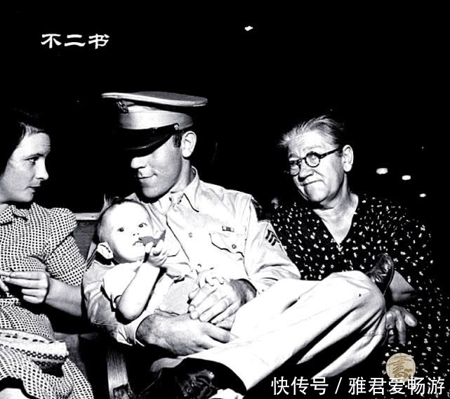 出征|老照片:二战时期美军将士出征场面,亲属咬唇含泪依依不舍