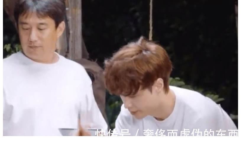 飯桌上沒有公筷,誰(shuí)注意張藝興怎么夾菜的?黃磊默默看后沒有說(shuō)話