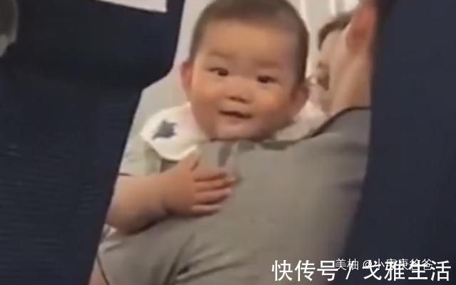 叮叮|“馋猫宝宝”高铁上看到有人吃东西,流了爸爸一肩膀口水,太萌了