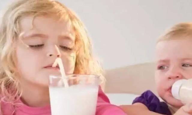 睡眠时间|为什么外国人长得又高又壮?网友:每天喝不少牛奶, 能不高吗