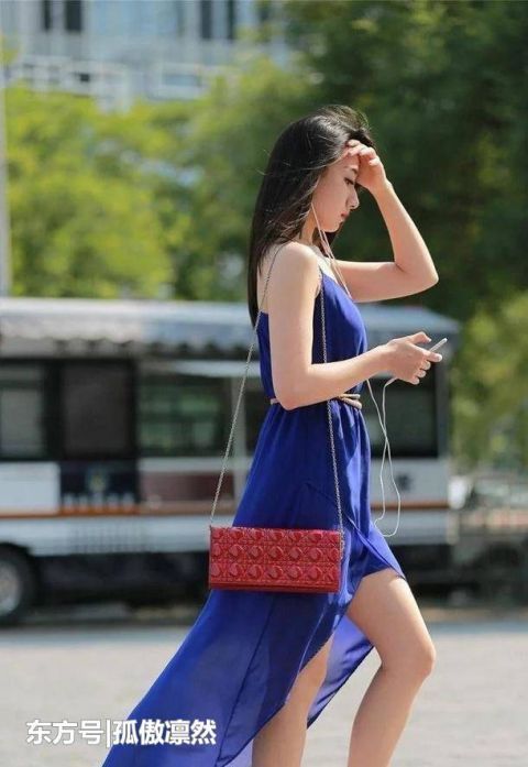 显得|小姐姐吊带裙大方秀出香肩锁骨,使得造型显得清爽又不失女人味