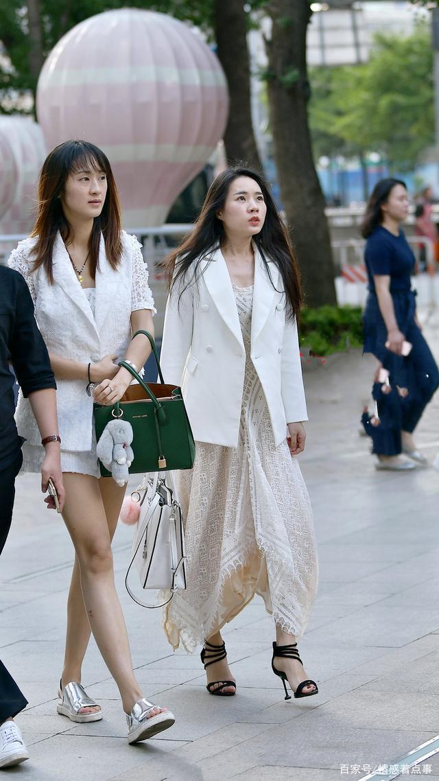 效果|白色西装搭配镂空连衣裙,搭配一双高跟凉鞋,凸显精致优雅的效果