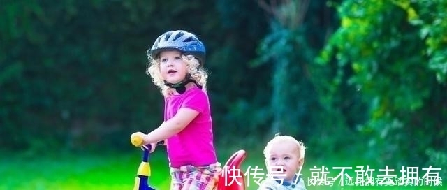 冰箱|一不留神,小宝的手就被冰箱门夹到了;孩子每天要面临多少危险?