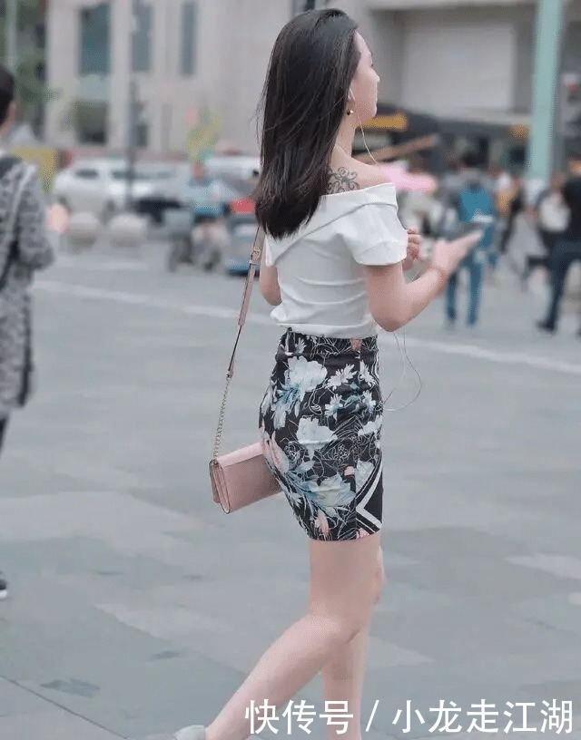 穿搭|绶带盘金缕,轻裙透碧罗,“A字裙”配个性上衣的时髦修身穿搭