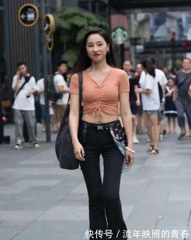 牛仔|打底裤的穿着干练不失甜美，造型随意切换，时尚魅力无法挡