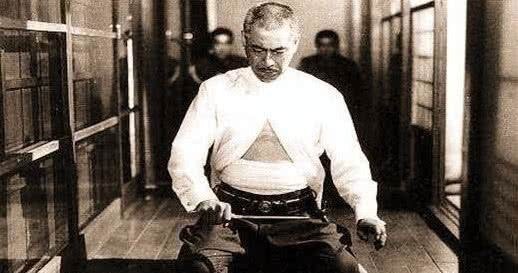 敬仰|日本人敬仰我国著名民族英雄,见到其墓碑停火下跪祭拜,满怀敬畏