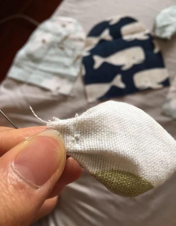 旧物改造旧衣服只能扔掉除了可以捐赠,还可以这么做隔壁小孩看到都抢着要