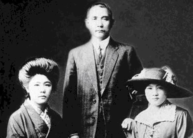 她是孙中山的妻子,15岁结婚,后与女儿一起被遗弃,最后嫁给和尚