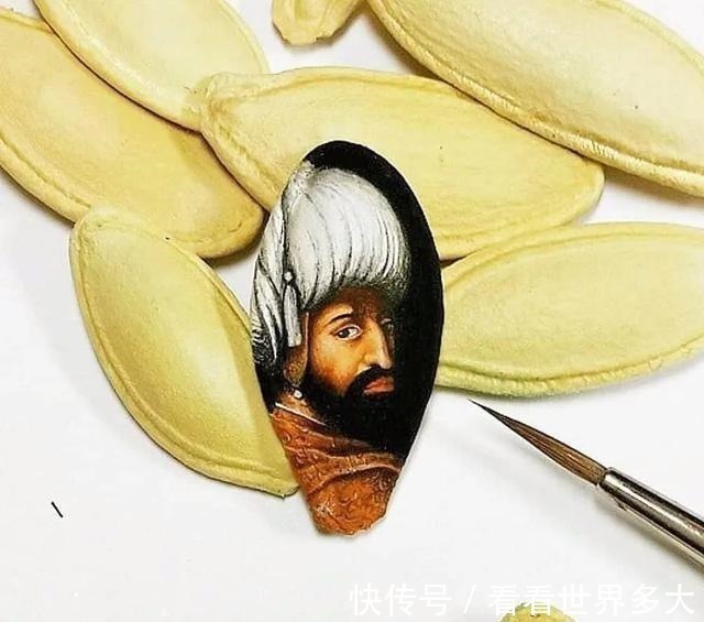 砂糖粒@惊爆眼球!60岁帅大爷在头发丝上画画,米粒、瓜子都给他当画布!