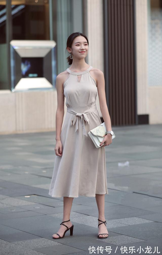 脸蛋 小姐姐身材苗条,脸蛋精致,搭配也很用心